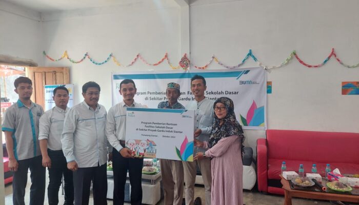 PLN UIP Sumbagut Serahkan TJSL ke MI Hubbul Wathon di Sekitar Proyek GI 150kV Siantar