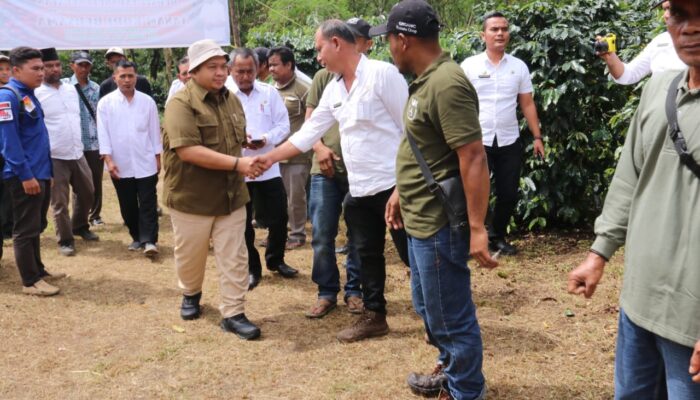 Bupati Tapsel Serahkan Bibit Kopi Dan Ternak Ayam Di Desa Sampean