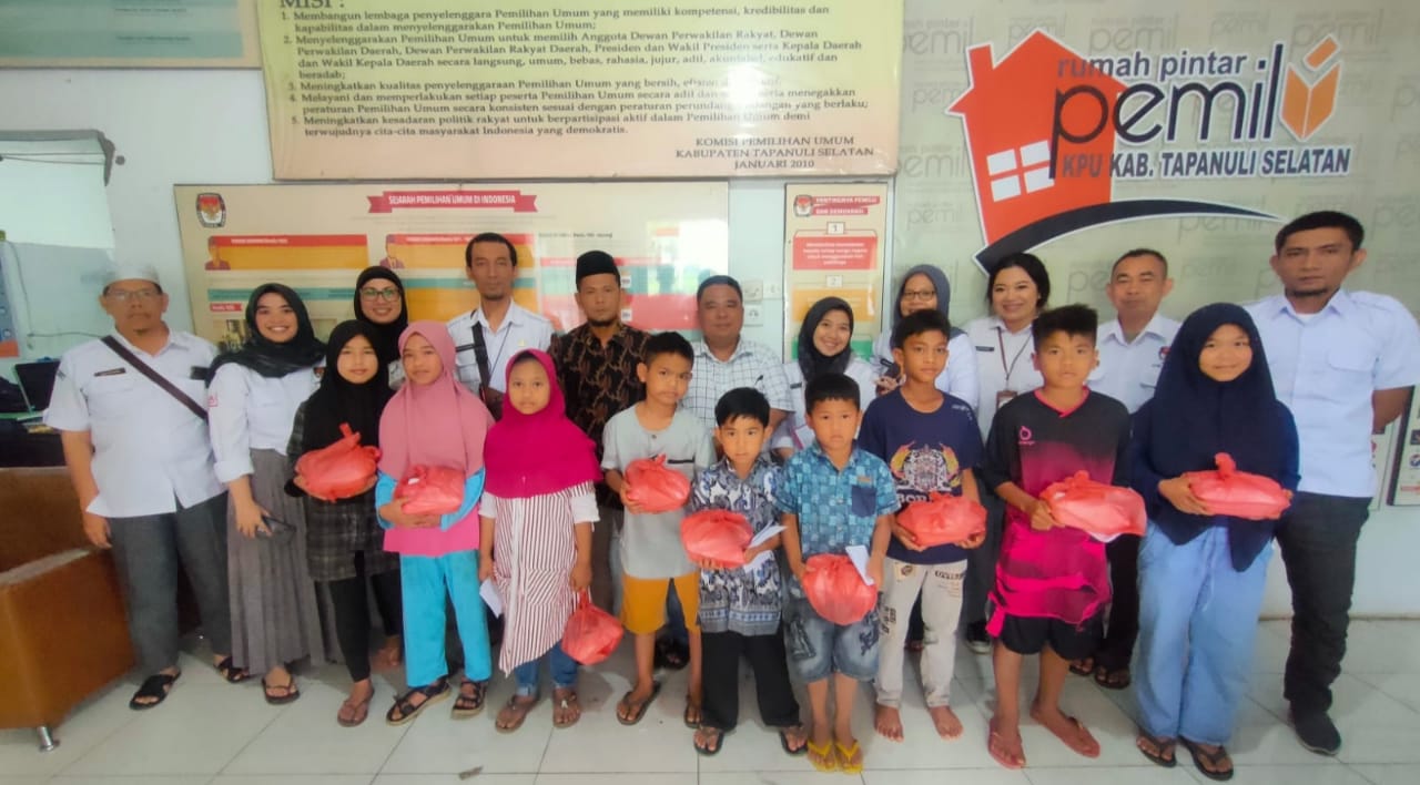 KPU Tapanuli Selatan Santuni Anak Yatim