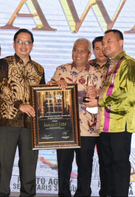 H. Ahmad Zarnawi Terima Anugerah Sahabat Pers Dari SPS Sumut H. Ahmad Zarnawi Terima Anugerah Sahabat Pers Dari SPS Sumut