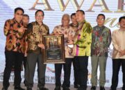 H. Ahmad Zarnawi Terima Anugerah Sahabat Pers Dari SPS Sumut