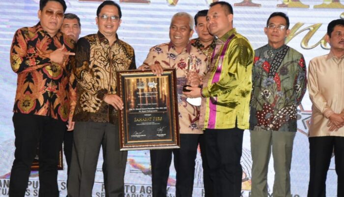 H. Ahmad Zarnawi Terima Anugerah Sahabat Pers Dari SPS Sumut