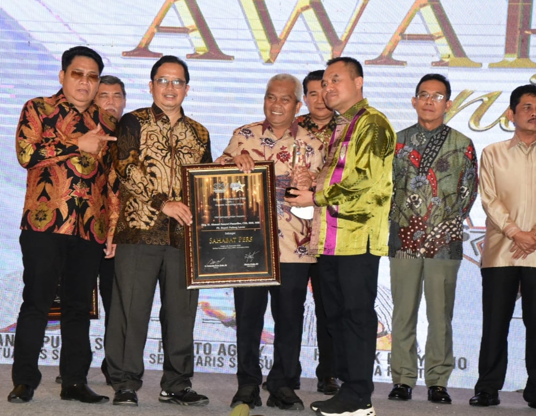 H. Ahmad Zarnawi Terima Anugerah Sahabat Pers Dari SPS Sumut
