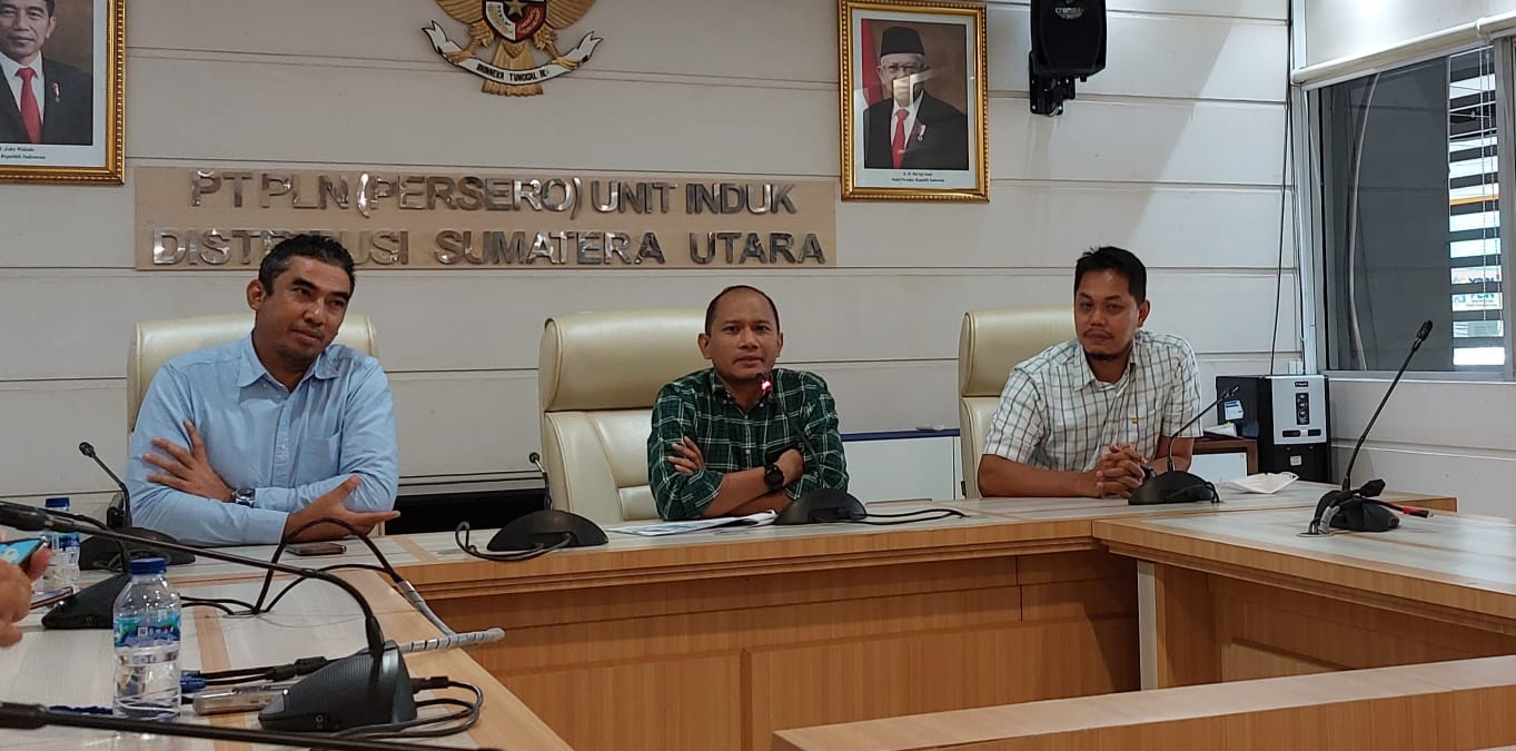 SRM Distribusi PLN UID Sumut Didik Wicaksono didampingi Manager UP2D Ricki Yakop dan Humas PLN UID Sumut Yasmir Lukman di Medan, menjelaskan kesiapan PLN UID Sumut mengamankan kelistrikan pada Tahun Baru 2023, Kamis (29/12/2022).