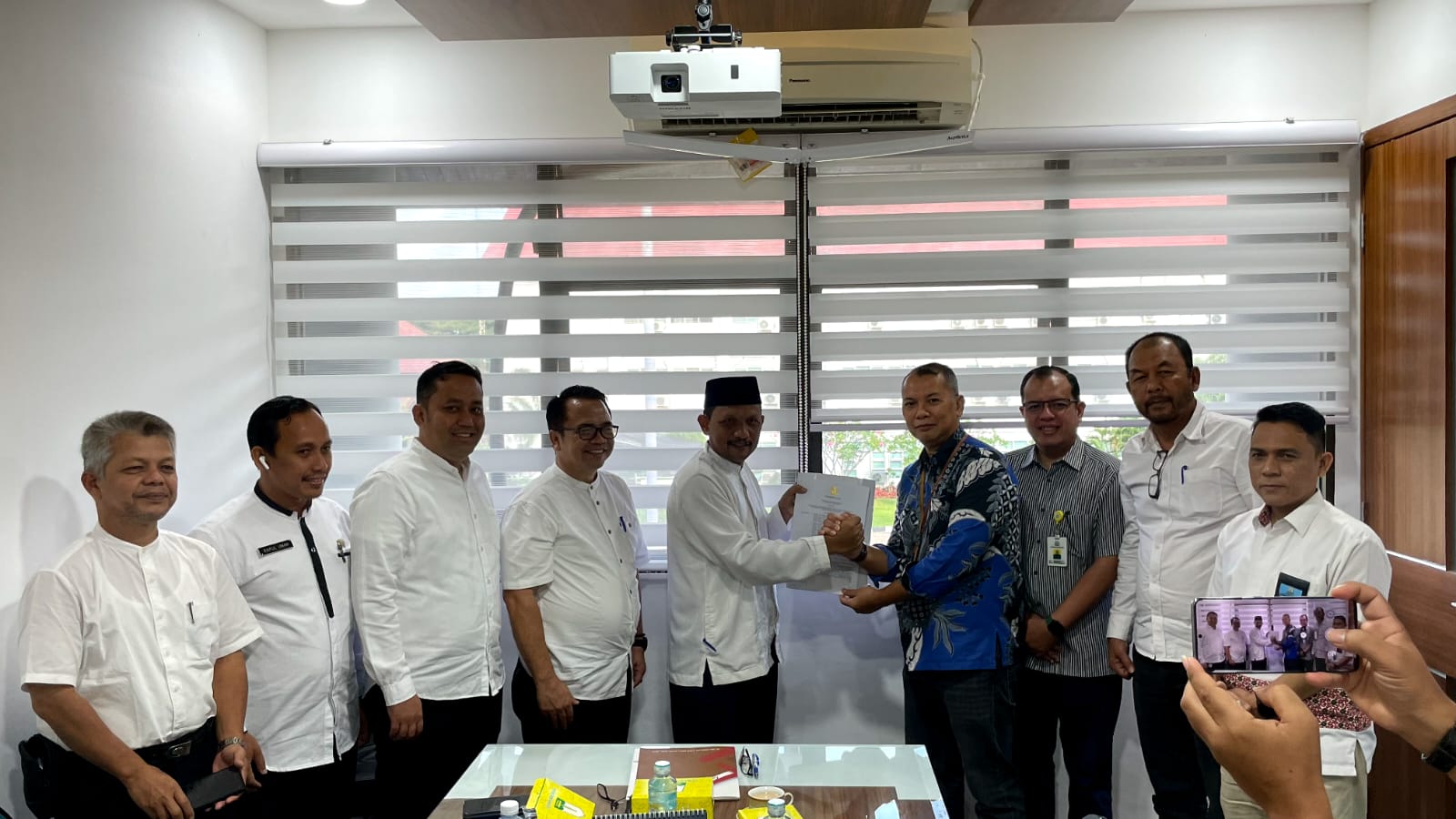 Penyerahan SK dilakukan Pemerintah Provinsi Aceh yang diwakili Asisten Pemerintahan dan Keistimewaan Sekda Aceh Dr. M Jafar, SH. MHum, kepada Senior Manager Perijinan Pertanahan dan Komunikasi PLN UIP Sumbagut, Cokky Anthonius Ferry Yuska B dalam 'Rapat Konsolidasi dan Serah Terima SK Ijin Penetapan Lokasi PLTA Kumbih-3 (45 MW)' di Aceh, Kamis (29/12/2022).