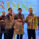 Anggota DPRD Sumut H Santoso (dua kanan) menerima Penghargaan "Sahabat Pers" yang diserahkan Ketua SPS Farianda Putra Sinik (kanan), di Medan, Kamis malam (29/12). Waspada/ist