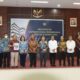GUBSU Edy Rahmayadi berfoto bersama Ketua DPRD Provinsi Sumatera Utara Baskami Ginting, dan pimpinan BPK Sumut usai penyampaian LHP di Medan, Jumat (30/12). Waspada/ist