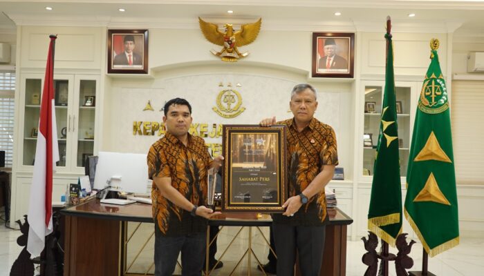 Kajatisu Terima Penghargaan Sahabat Pers SPS Sumut
