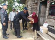 Jelang Akhir Tahun Brimob Bagikan Sembako