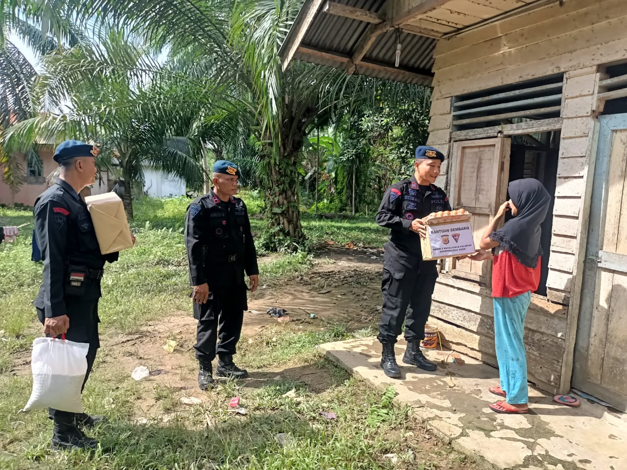 Jelang Akhir Tahun Brimob Bagikan Sembako Jelang Akhir Tahun Brimob Bagikan Sembako