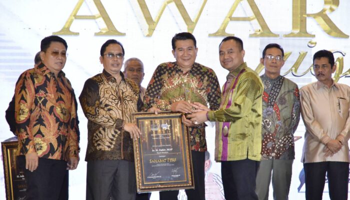 Bupati Batubara Zahir Terima Penghargaan Sahabat Pers 2022
