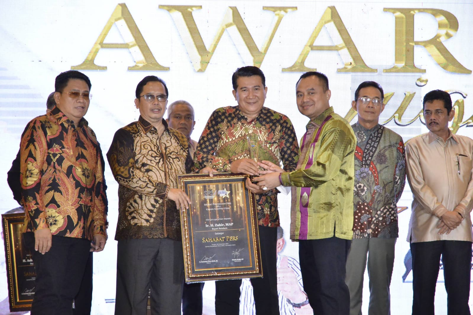 Bupati Batubara Zahir Terima Penghargaan Sahabat Pers 2022