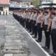 Kapolrestabes Medan Kombes Pol Valentino Alfa Tatareda mempimpin upacara kenaikan pangkat sejumlah personel di halaman Mapolrestabes Medan, Sabtu (31/12). Waspada/ist