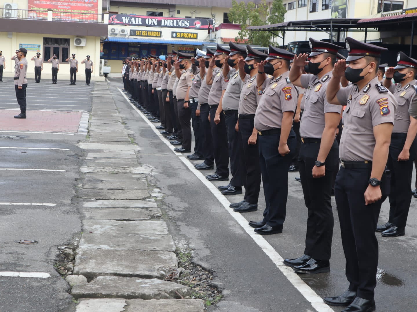 Kapolrestabes Medan Kombes Pol Valentino Alfa Tatareda mempimpin upacara kenaikan pangkat sejumlah personel di halaman Mapolrestabes Medan, Sabtu (31/12). Waspada/ist