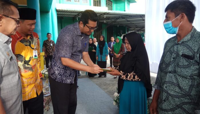 Dampak Kenaikan BBM, Nelayan Penarik Becak Dan Pelaku UMKM Aceh Singkil Terima Bantuan Tunai