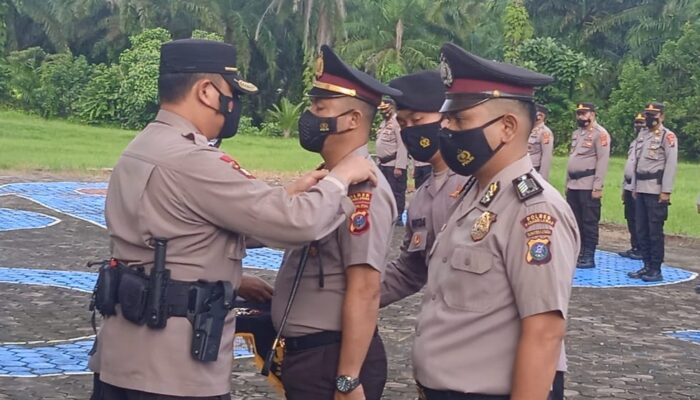 Kasat Reskrim Polres Palas Dapat Kenaikan Pangkat Bersama Empat Bintara