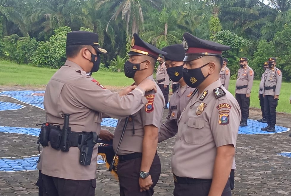 Kasat Reskrim Polres Palas Dapat Kenaikan Pangkat Bersama Empat Bintara