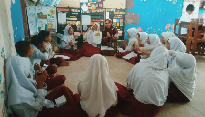 Tingkatkan Daya Imajinasi, Tati Haryanti Ajak Siswa Bercerita Lewat Gambar
