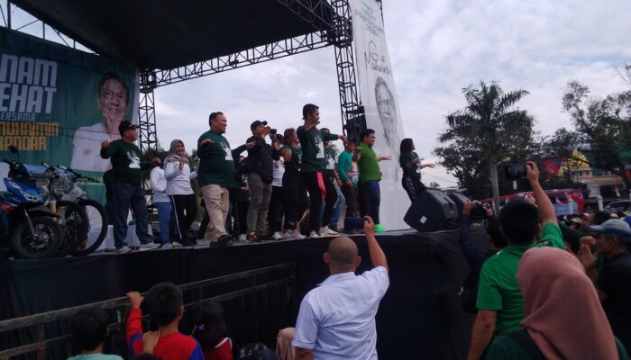 Ketua Umum DPP PKB Gus Muhaimin Ikut Senam Sehat Bersama Ribuan Warga