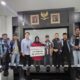 SEKJEN Ikatan Pemuda Karya (IPK) Kota Medan Wahyu Permana SH (4 kanan) didampingi Kakacab Medan Utara BPJS Tenaga Kerja Raden Harry Agung Cahya pose bersama ahli waris usai penyerahan Santunan Kematian BPJS Tenaga Kerja, di Medan, Rabu (22/12). Waspada/Ist