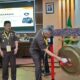 KAJATI Sumut Idianto SH MH, memukul gong tanda dimulainya Rakerda Kejati Sumut Tahun 2022. Waspada/ist