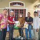 PENASIHAT PWI Sumut dan Serikat Media Siber Indonesia (SMSI) Sumut Zulfikar Tanjung (dua kanan) menerima bantuan sembako dan uang santunan dari Pengurus SMSI Sumut, Waliyono S.Sos (dua kiri), Minggu (25/12). Waspada/Ist