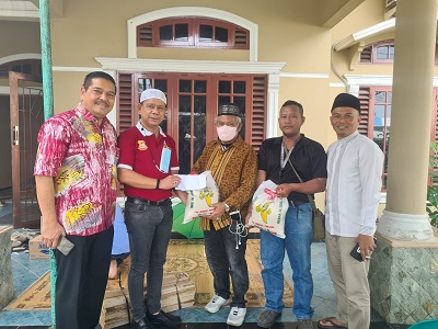 PENASIHAT PWI Sumut dan Serikat Media Siber Indonesia (SMSI) Sumut Zulfikar Tanjung (dua kanan) menerima bantuan sembako dan uang santunan dari Pengurus SMSI Sumut, Waliyono S.Sos (dua kiri), Minggu (25/12). Waspada/Ist