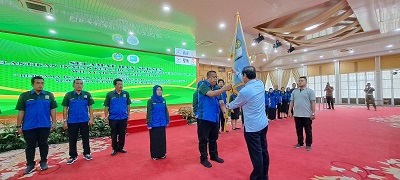 MULYADI Simatupang, SPi, MSi dikukuhkan menjadi Ketua IKA UNRI wilayah Sumatera Utara oleh Ketua IKA UNRI Pusat, Wan Muhammad Hasyim, Sabtu (3/12) di Aula Tengku Rizal Nurdin Medan. Waspada/Yuni Naibaho