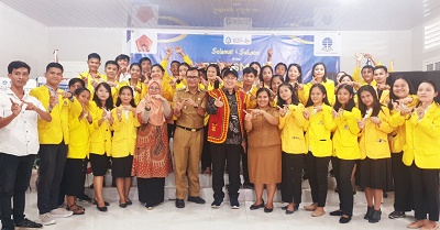 PERESMIAN Sentra Layanan UT (SALUT) dihadiri Wakil Bupati Nias Barat Dr. Era Hia Hia mewakili Bupati, Wakil Rektor Bidang Pengembangan Institusi dan Kerja Sama UT Rahmat Budiman, Ph.D mewakili Rektor UT, Direktur UT Medan Dra. Yusrafiddin, M.Pd dan alumni UT. Waspada/ist