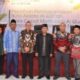 WALI KOTA Medan diwakili Kadisdik Laksamana Putra Siregar bersama Ketua PCNU Kota Medan, KH Sutan Sahrir Dalimunthe, Sekretaris Irham Jami'a Hasibuan, SE dan panitia foto bersama. Waspada/Anum Saskia