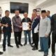 RAHMANSYAH Sibarani menyerahkan berkas pencalegan ke Kantor Dewan Pimpinan Wilayah (DPW) Partai Nasional Demokrat (NasDem) Sumut Jalan HM Yamin Medan, Selasa (27/12/2022). Waspada/Ist