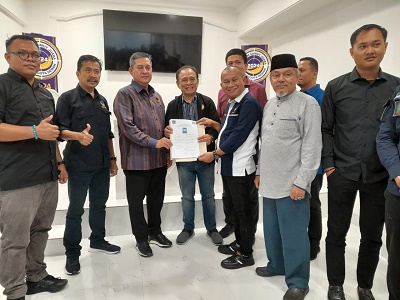 RAHMANSYAH Sibarani menyerahkan berkas pencalegan ke Kantor Dewan Pimpinan Wilayah (DPW) Partai Nasional Demokrat (NasDem) Sumut Jalan HM Yamin Medan, Selasa (27/12/2022). Waspada/Ist