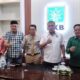 KETUA DPW PKB Sumut, H M Jafar Sukhairi Nasution (tiga kanan) berfoto bersama pengurus dan panitia, di Medan, Selasa (6/12). Waspada/Partono Budy