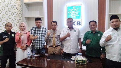 KETUA DPW PKB Sumut, H M Jafar Sukhairi Nasution (tiga kanan) berfoto bersama pengurus dan panitia, di Medan, Selasa (6/12). Waspada/Partono Budy