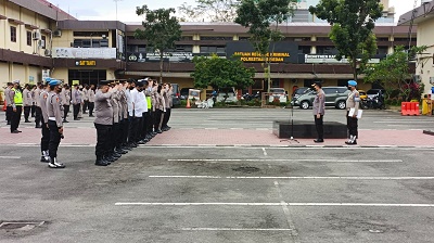 KASIKUM Polrestabes Medan Kompol Baginda Sihotang saat memimpin apel pagi di Lapangan Upacara Mapolrestabes Medan, Selasa (20/12). Waspada/Ist