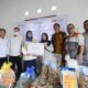 VICE President (VP) TJSL Pelindo Multi Terminal, Fatimah Zuhra menyerahkan bantuan kepada Kelompok Usaha Bersama (KUBE) Bagan Deli, Belawan. Waspada/Ist