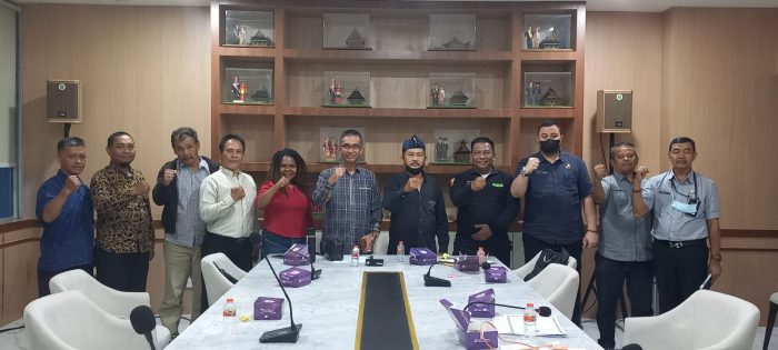AHMAD Hadian (enam kanan) berfoto bersama pengurus setelah dipilih menjadi Ketua Pos Komando (Posko) Solidaritas Masyarakat Sumatra Utara (Sumut) untuk Musibah Cianjur Jawa Barat. Waspada/Ist