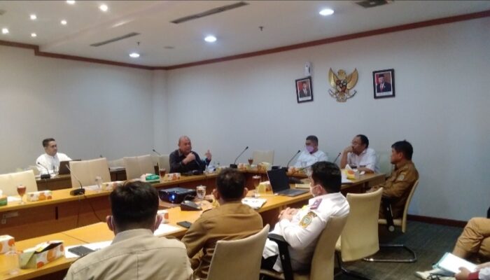 Perbaiki Jalan Penuh Lubang Di Jalinsum 