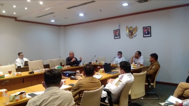 KOMISI D DPRD Sumut melakukan rapat dengan Balai Jalan Pelaksanaan Jalan Nasional (BBPJN) Sumut dan BMBK, di ruang dewan, Selasa (3/12). Waspada/Partono Budy