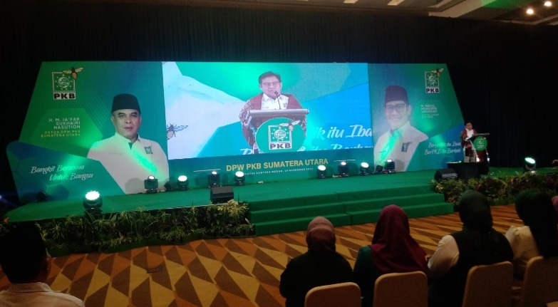 KETUA Umum DPP PKB, Muhaimin Iskandar yang akrab disapa Gus Muhaimin menyampaikan pidato politiknya sekaligus membuka musyawarah pimpinan wilayah (Muspimwil) PKB Sumut di Hotel Santika Medan, Minggu (18/12). Waspada/Partono Budy