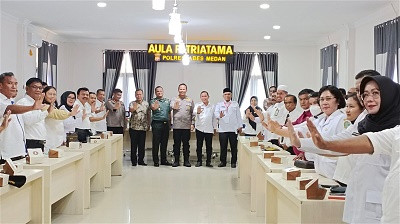 WAKAPOLRESTABES Medan AKBP Dr Yudhi H Setiawan foto bersama dengan para kepala sekolah usai memimpin rakor. Waspada/Ist