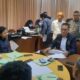 WAKIL Gubernur Sumut Musa Rajekshah, dikerumuni Wartawan untuk minta penjelasan ketika ia menjadi narasumber dalam acara UKW yang diselenggarakan SPS Sumut dan PWI Sumut di Swis Bellin Hotel jalan Gajahmada Medan Selasa 27/12. Waspada/Ist