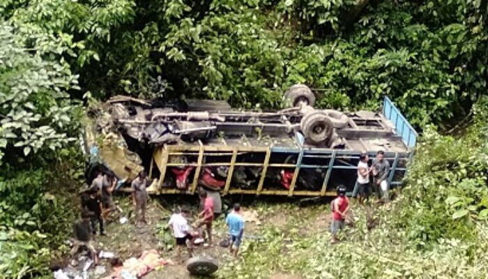 Truk Angkut Sepeda Motor Terjun Ke Jurang Agara
