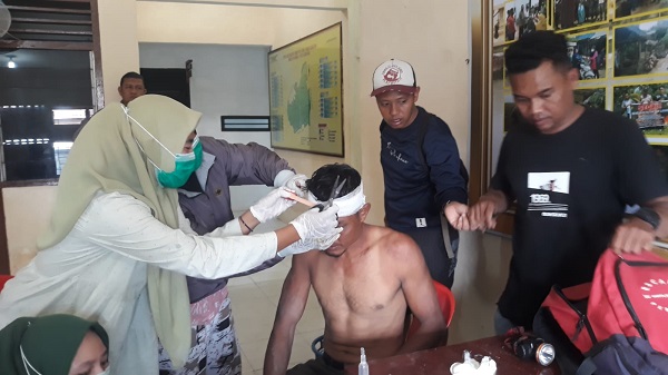 Pelaku diduga maling sapi yang cidera dihakimi massa setelah ditangkap Polisi mendapat perawatan medis, Minggu (18/12). Waspada/ist