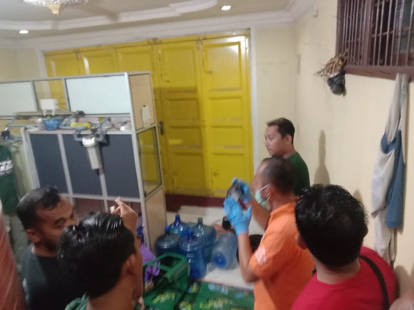 Petugas kepolisian sedang melakukan olah TKP. Waspada/Ist