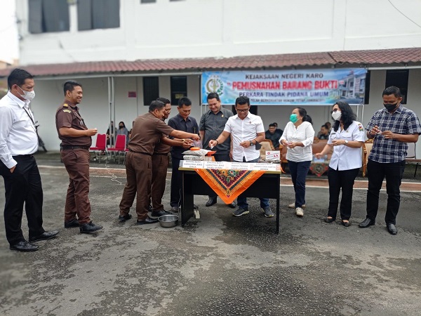 Kejari Karo Musnahkan Barang Bukti Periode Oktober Sampai Desember Kejari Karo Musnahkan Barang Bukti Periode Oktober Sampai Desember