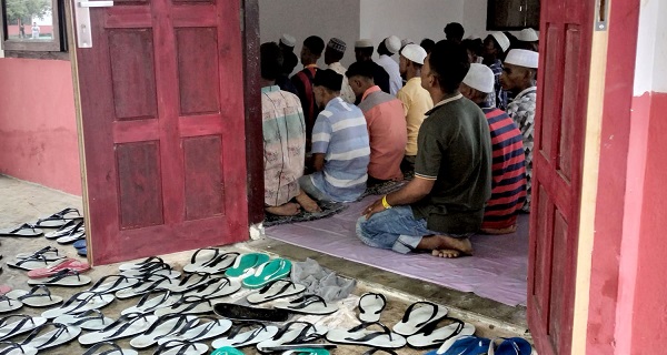 Pengunjung Dilarang Pinjamkan HP Untuk Pengungsi Rohingya