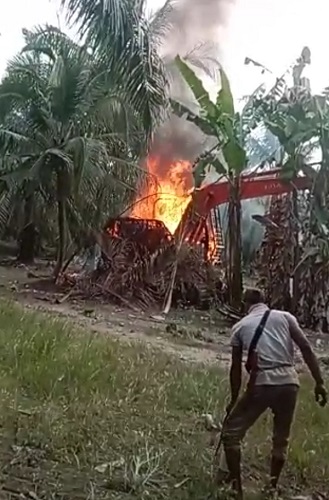 Marah Akses Jalan Diputus, Warga Bakar Gudang Dan Excavator Milik Akok Marah Akses Jalan Diputus, Warga Bakar Gudang Dan Excavator Milik Akok