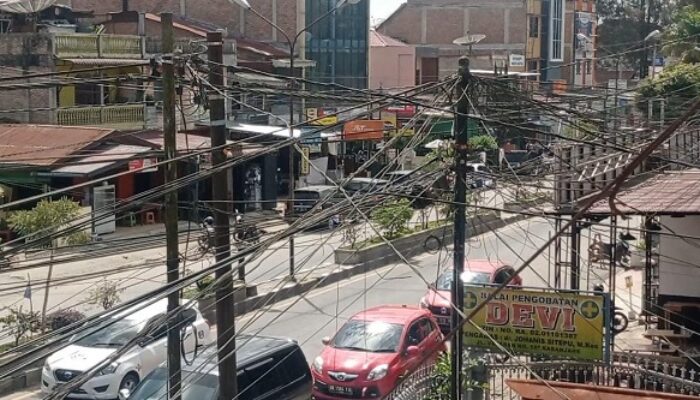 Kabel Semrawut Sepanjang Jalan Veteran Kabanjahe