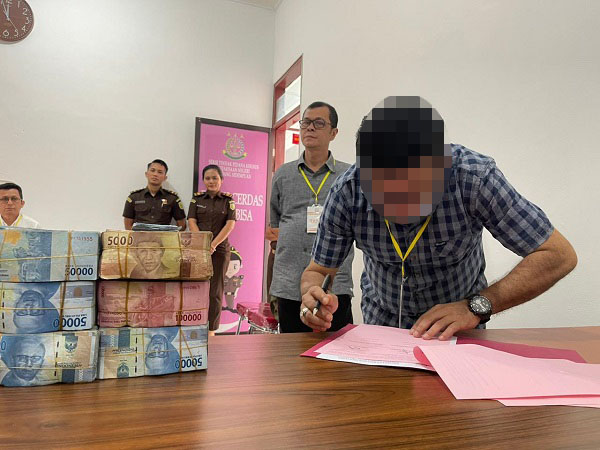 Mantan Kadiskes Sidempuan Titipkan Rp352,2 Juta Ke Jaksa Mantan Kadiskes Sidempuan Titipkan Rp352,2 Juta Ke Jaksa